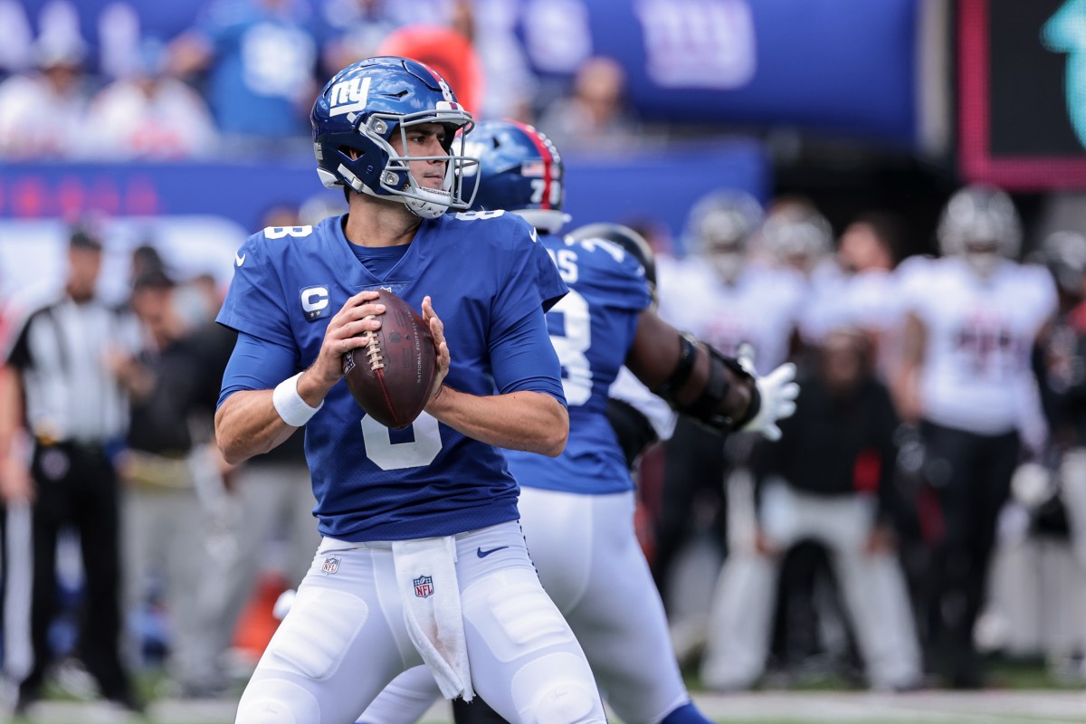New York Giants quarterback Daniel Jones (8) prepares to throw the ball against the Atlanta Falcons. Mandatory Credit: Vincent Carchietta-USA TODAY Sports